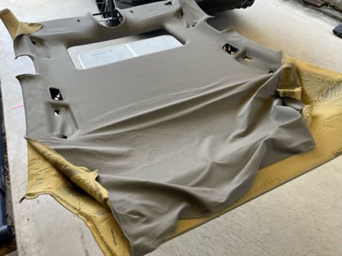 アウディA7自動車天井張り替え修理 天井張り替え 施工写真 1