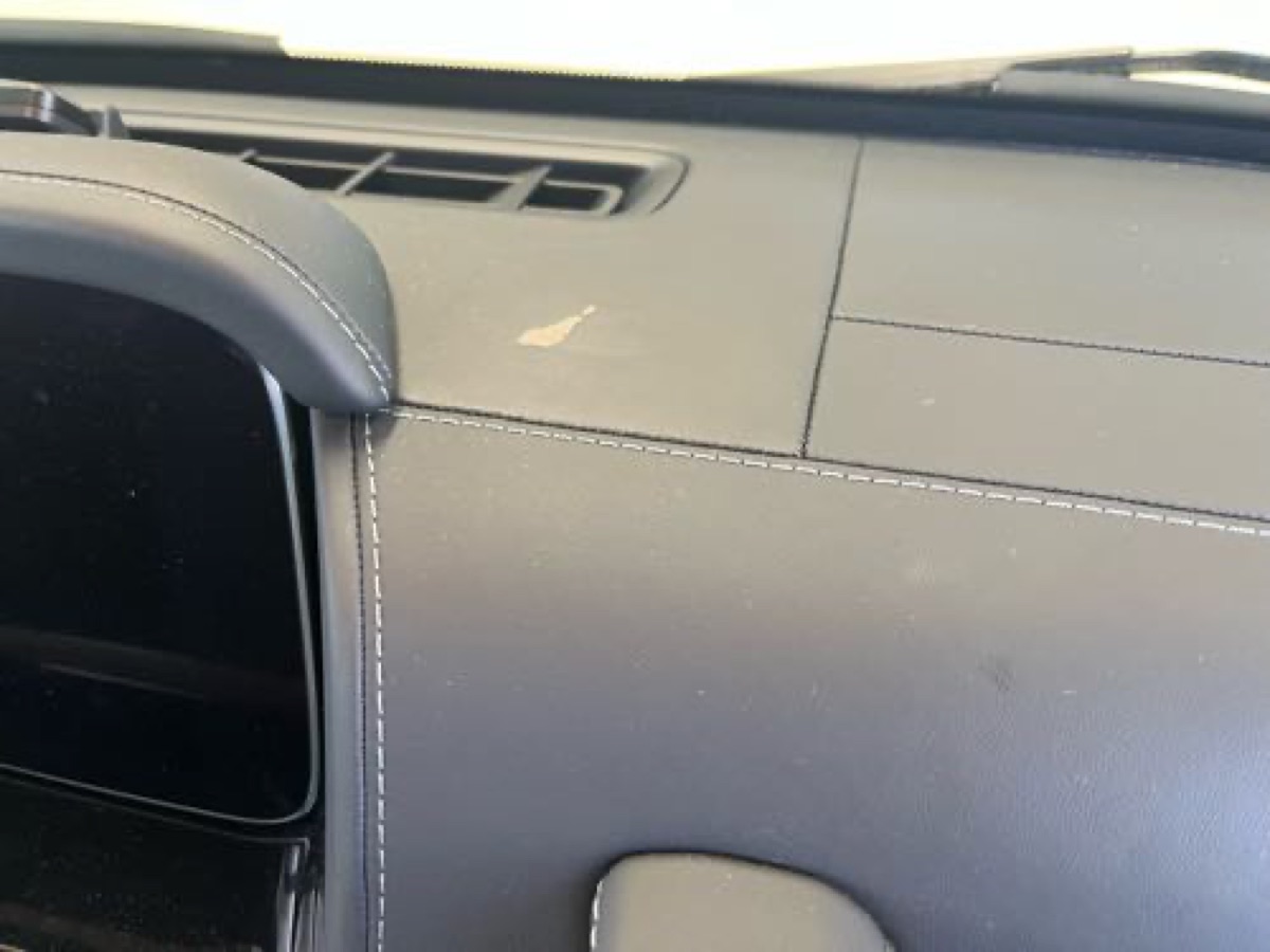 自動車内装修理 ゲレンデ ダッシュボード合皮修理 施工写真 1