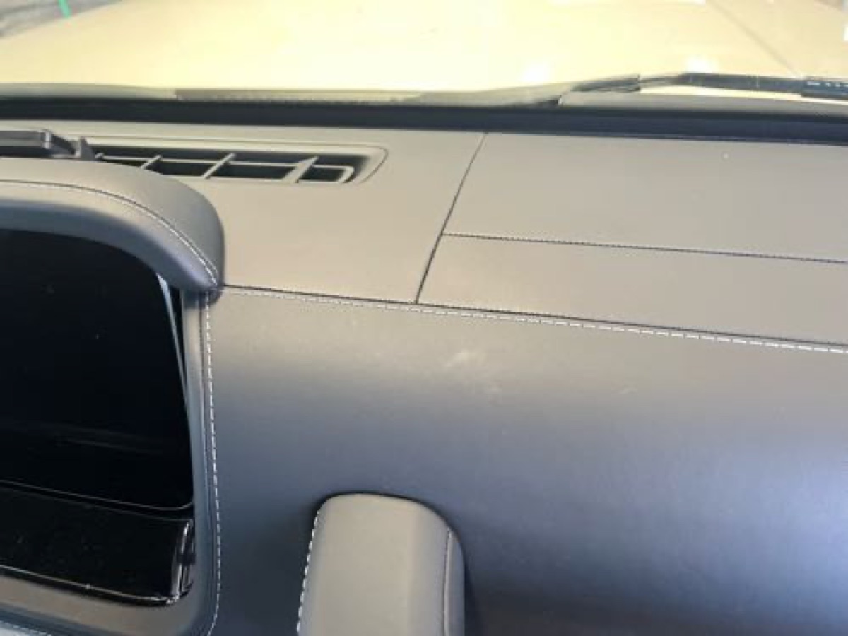 自動車内装修理 ゲレンデ ダッシュボード合皮修理 施工写真 2