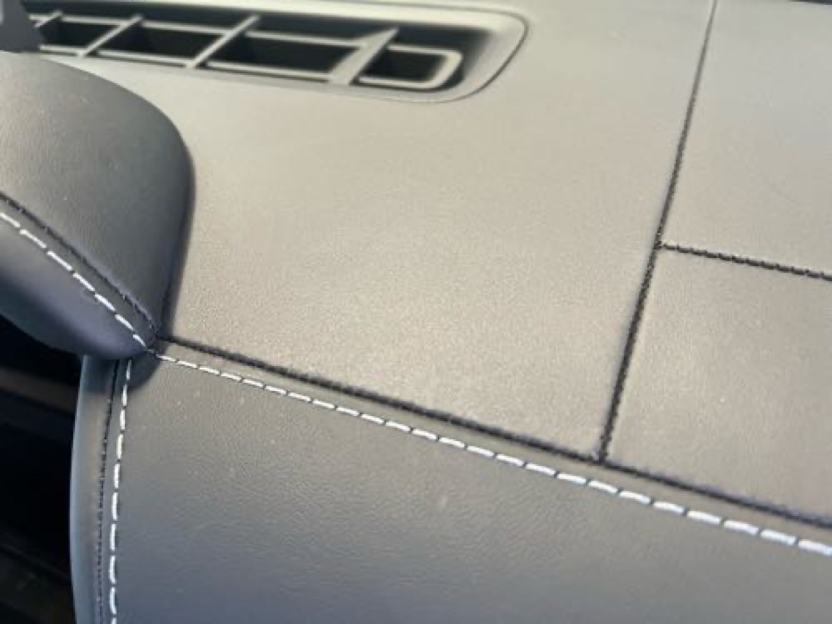 自動車内装修理 ゲレンデ ダッシュボード合皮修理 施工写真 3
