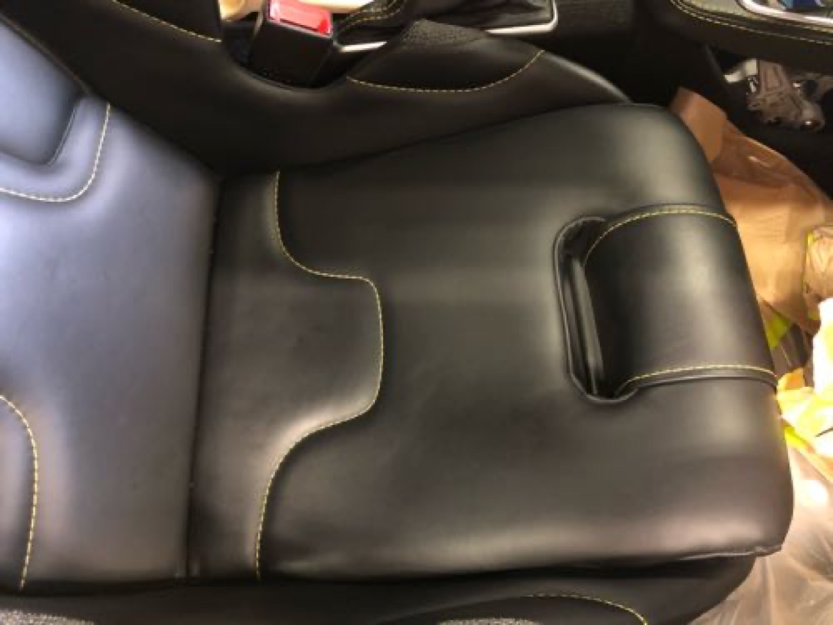 Lotus シート修理 ベルト引っ掻き傷 修理 本革シート 施工写真 3