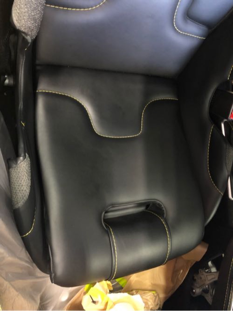 Lotus シート修理 ベルト引っ掻き傷 修理 本革シート 施工写真 4