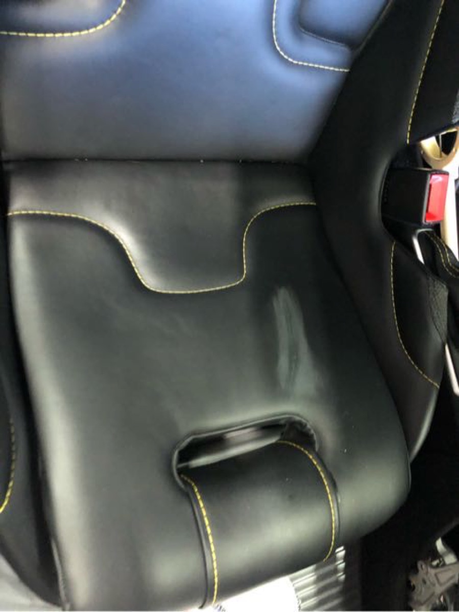 Lotus シート修理 ベルト引っ掻き傷 修理 本革シート