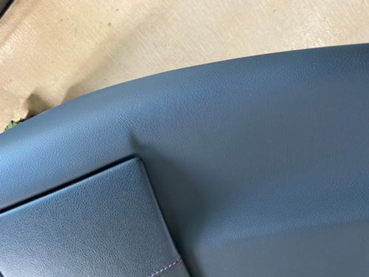 自動車内装修理 シート裏側部分傷修理 合皮修理 施工写真 2