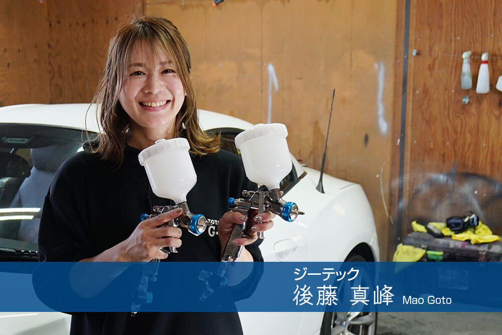 岐阜 G-TEC 板金塗装担当スタッフ、塗装ブースでスプレーガンを手に
