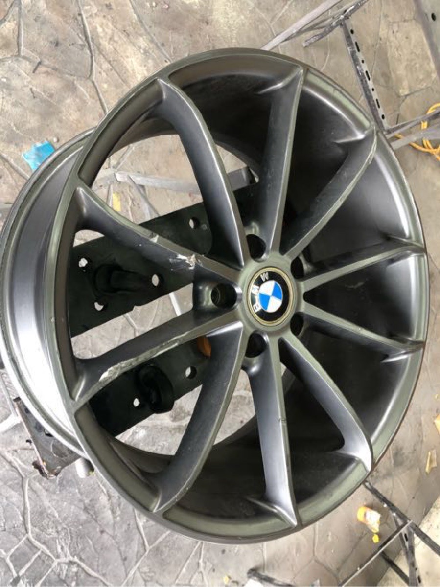 BMW 純正ガンメタホイール エグれ傷修正