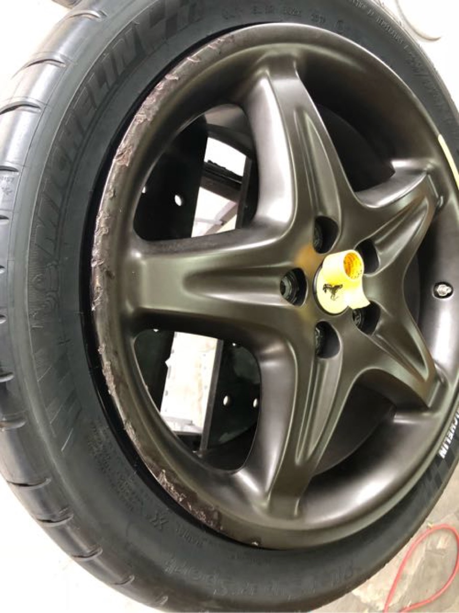 フェラーリ セミグロスブラウンホイールガリ傷修理、全塗装 施工写真 1