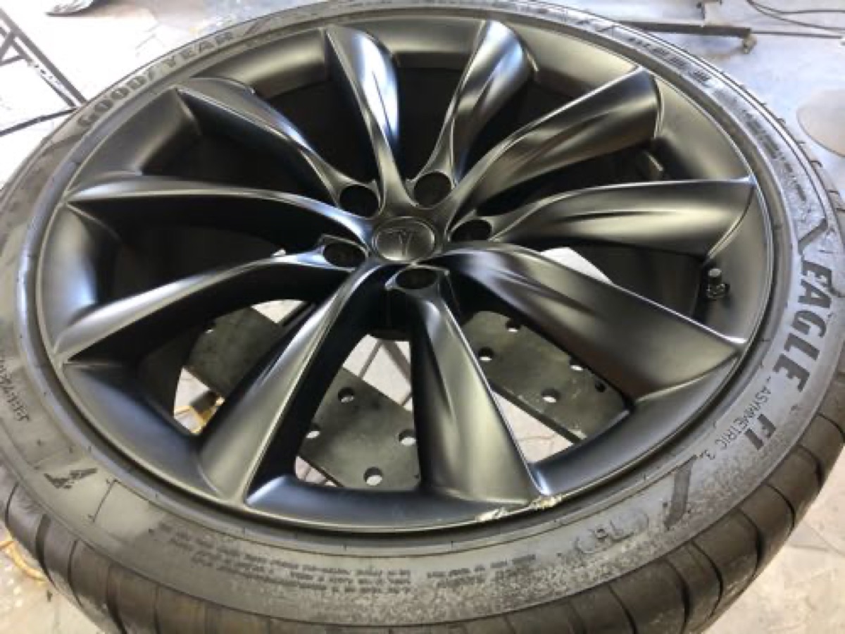 テスラ モデルX 純正ホイール修理 マットブラック 施工写真 3