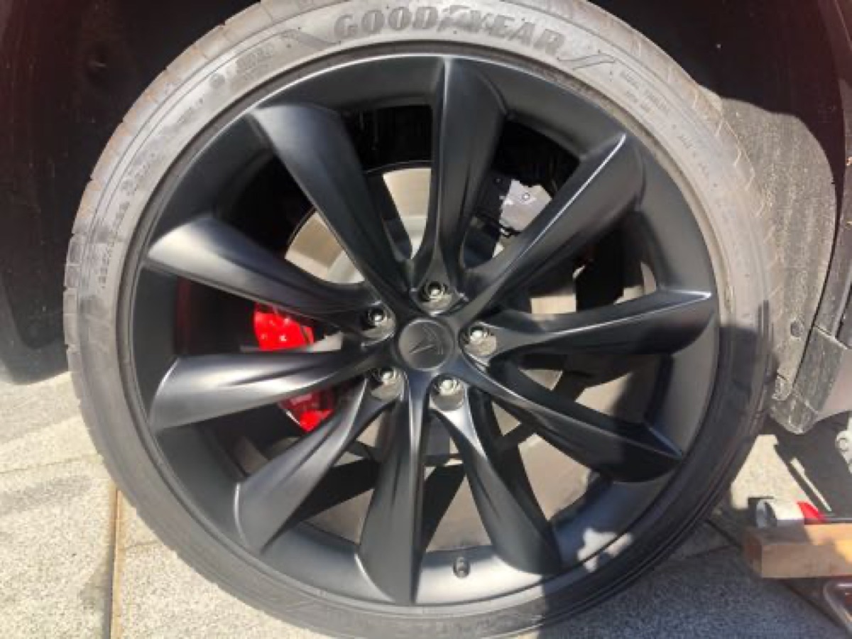 テスラ モデルX 純正ホイール修理 マットブラック 施工写真 4